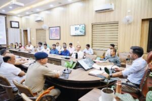 मानसून को लेकर डीएम सख्त: जलभराव, जर्जर भवन, गड्ढों, विद्युत सुरक्षा एवं डेंगू नियंत्रण पर दिए कड़े निर्देश