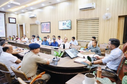 मानसून को लेकर डीएम सख्त: जलभराव, जर्जर भवन, गड्ढों, विद्युत सुरक्षा एवं डेंगू नियंत्रण पर दिए कड़े निर्देश