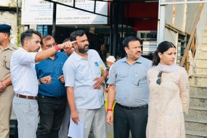 आढ़त बाजार, तहसील चौक सड़क चौड़ीकरण परियोजना कार्य प्रगति का डीएम ने किया स्थलीय निरीक्षण