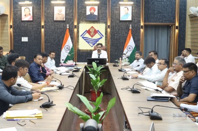 देहरादून: डीएम ने की विभागीय कार्यों की समीक्षा, दिए समयबद्ध एवं प्रभावी क्रियान्वयन के निर्देश