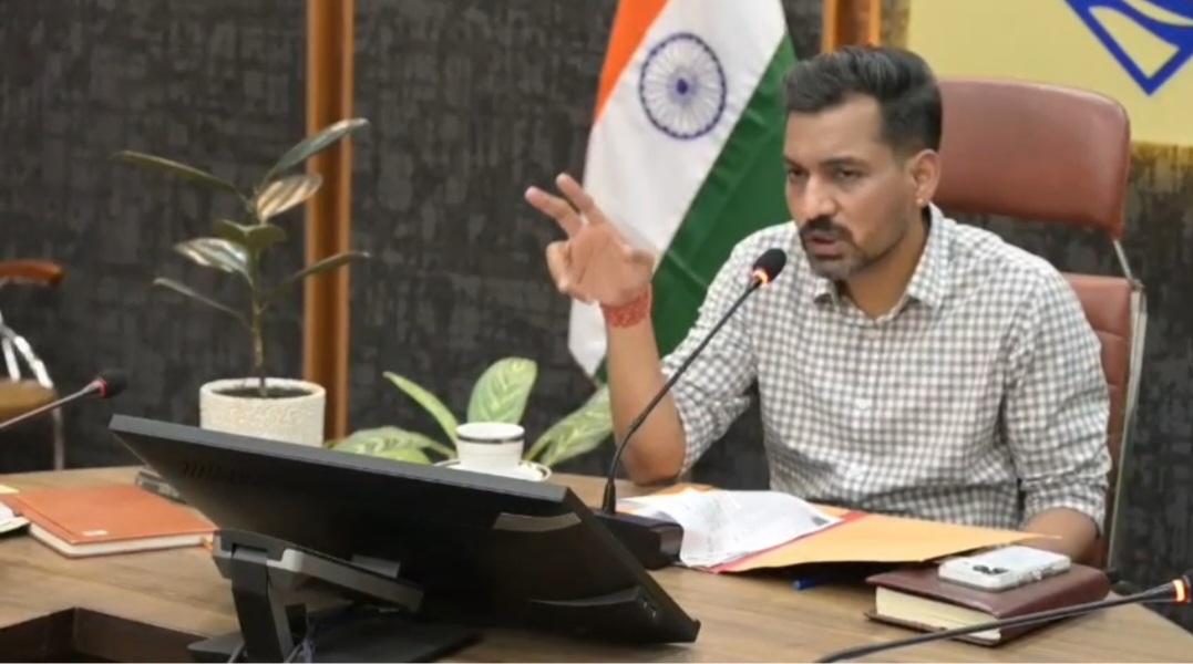 यातायात सुधार एवं पार्किंग व्यवस्था को लेकर डीएम सख्त, माइक्रो लेवल प्लान तैयार कर कार्यों में तेजी लाने के निर्देश