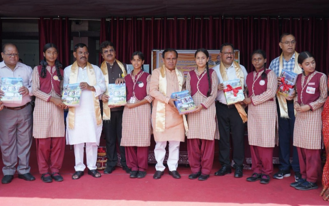 शिक्षा मंत्री डाॅ. रावत ने किया निःशुल्क नोटबुक योजना का शुभारम्भ