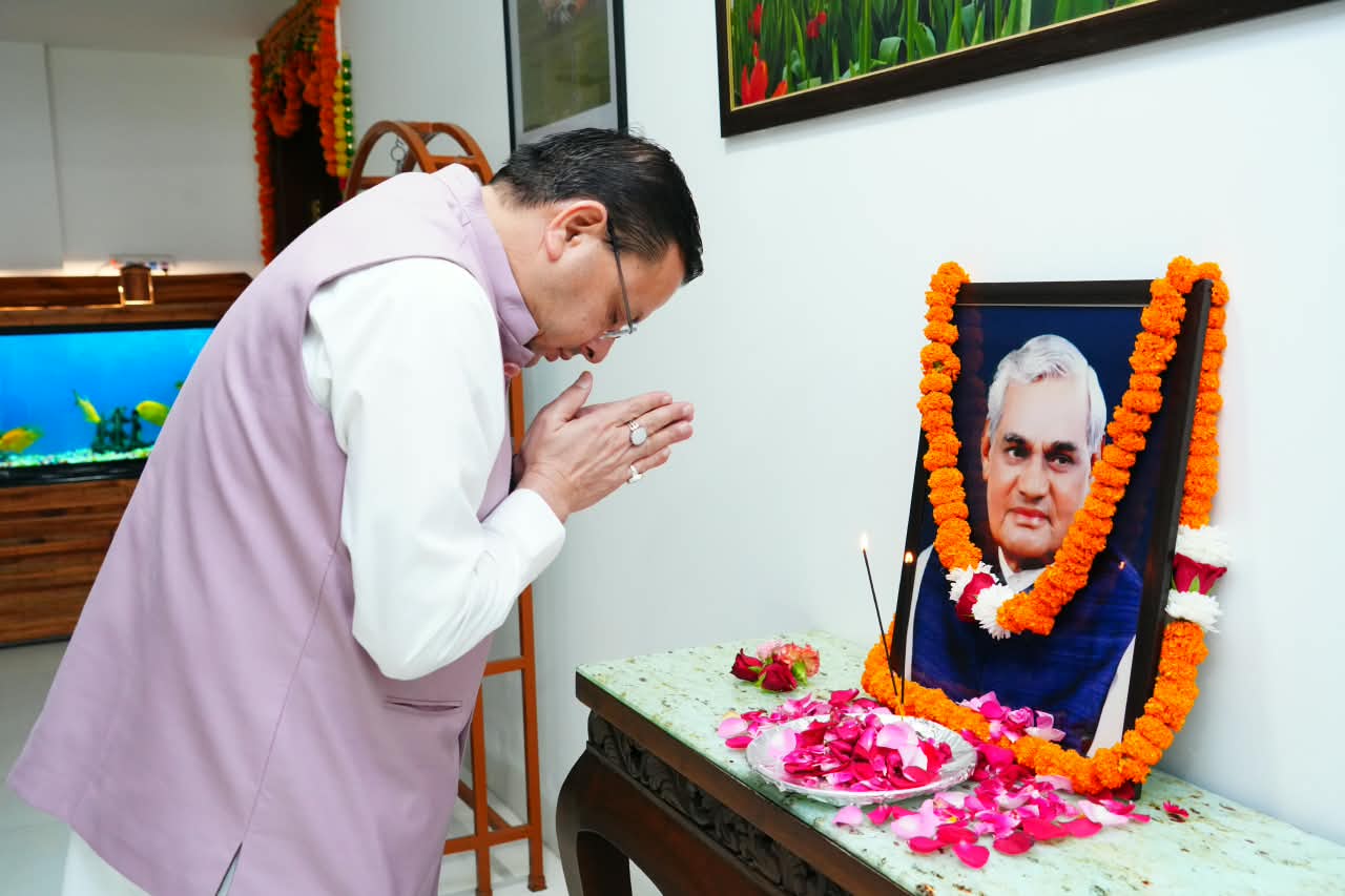 मुख्यमंत्री ने भारत रत्न अटल बिहारी वाजपेयी की पुण्यतिथि पर श्रद्धांजलि दी