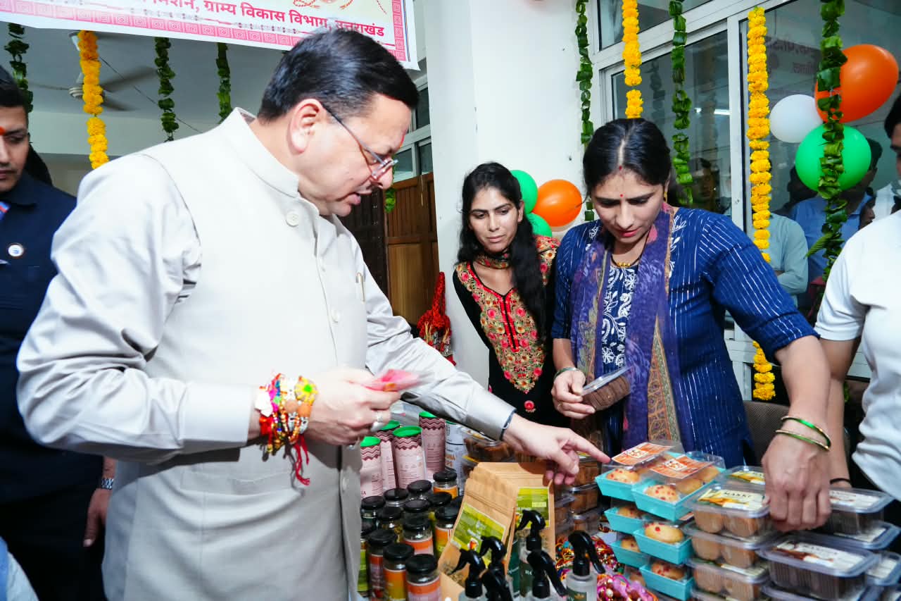 मुख्यमंत्री ने ‘मुख्यमंत्री सशक्त बहना उत्सव योजना’ के अंतर्गत स्वयं सहायता समूहों द्वारा लगाए गए स्टॉलों का किया शुभारंभ