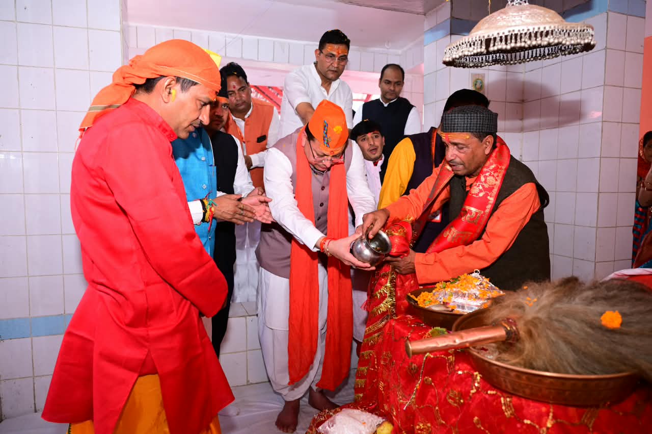 देवीधुरा में फलों-फूलों से बरसी बग्वाल, ऐतिहासिक पाषाण युद्ध के साक्षी बने लाखों श्रद्धालु