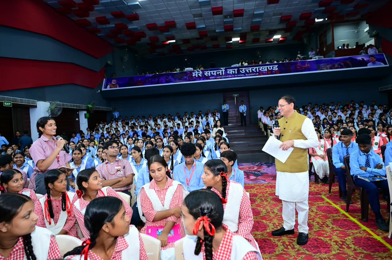 मुख्यमंत्री धामी ने मेरे सपनों का उत्तराखंड पर विद्यार्थियों से किया संवाद
