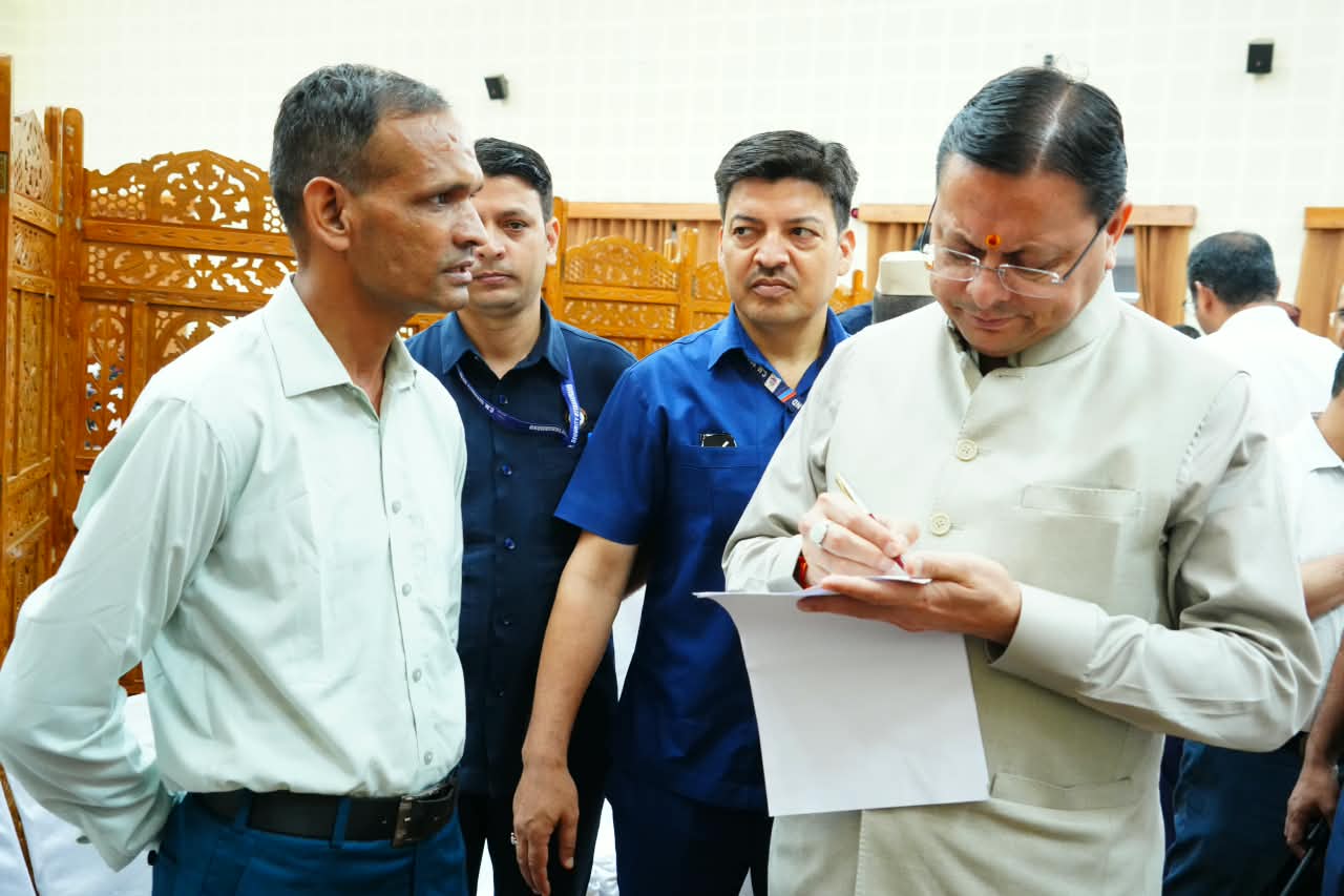 मुख्यमंत्री ने मुख्य सेवक सदन में सुनी जनसमस्याएं