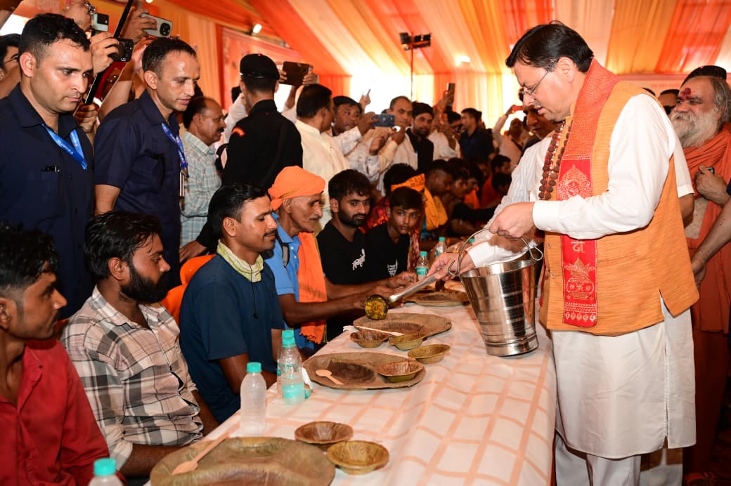 मुख्यमंत्री ने स्वास्थ्य सेवा शिविर का किया शुभारंभ, श्रद्धालुओं को अपने हाथों से परोसा भोजन