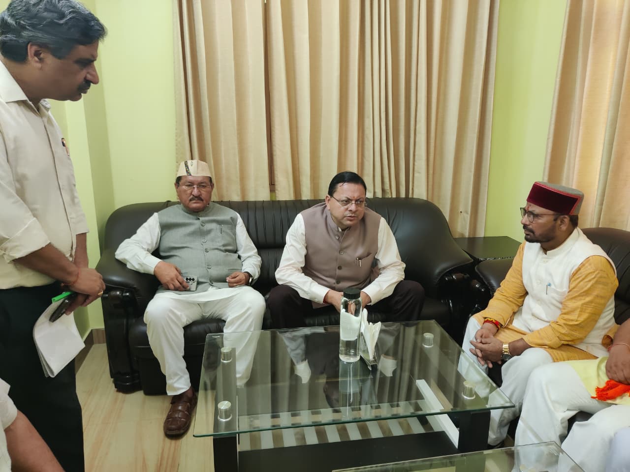 मुख्यमंत्री धामी ने पीपलकोटी में की समीक्षा बैठक, रेस्क्यू अभियान में तेजी लाने के दिए निर्देश