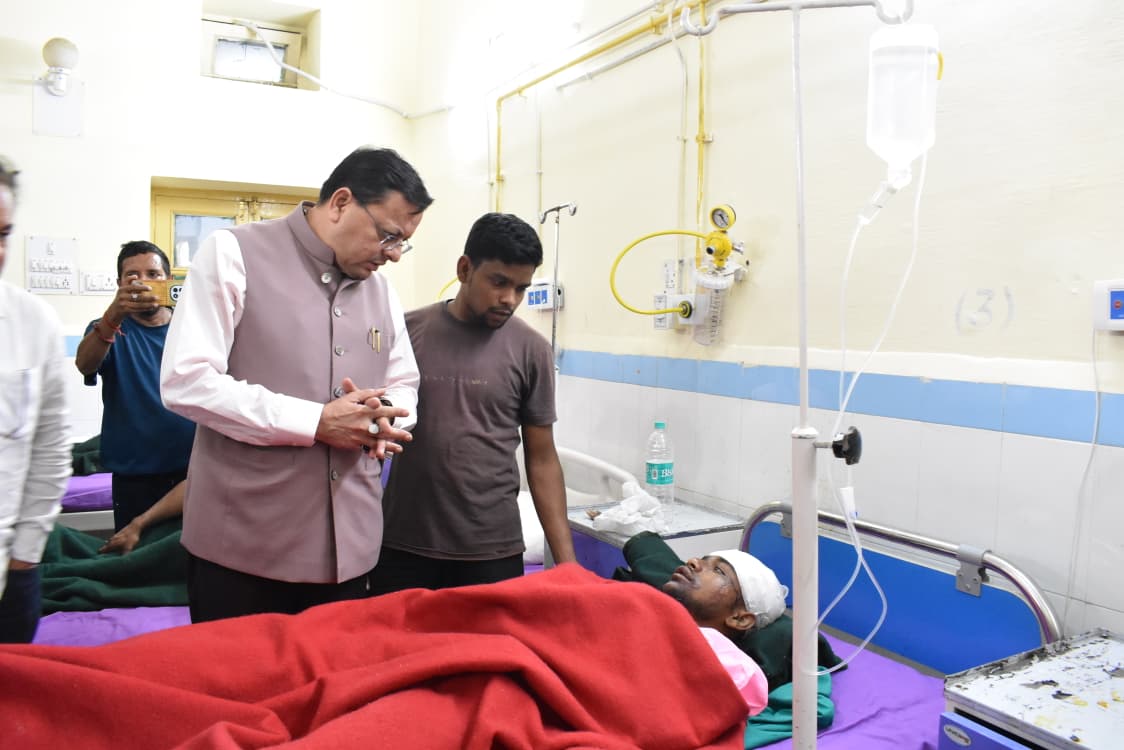 घायल श्रमिकों से मिले मुख्यमंत्री, जिला अस्पताल में जाना कुशलक्षेम