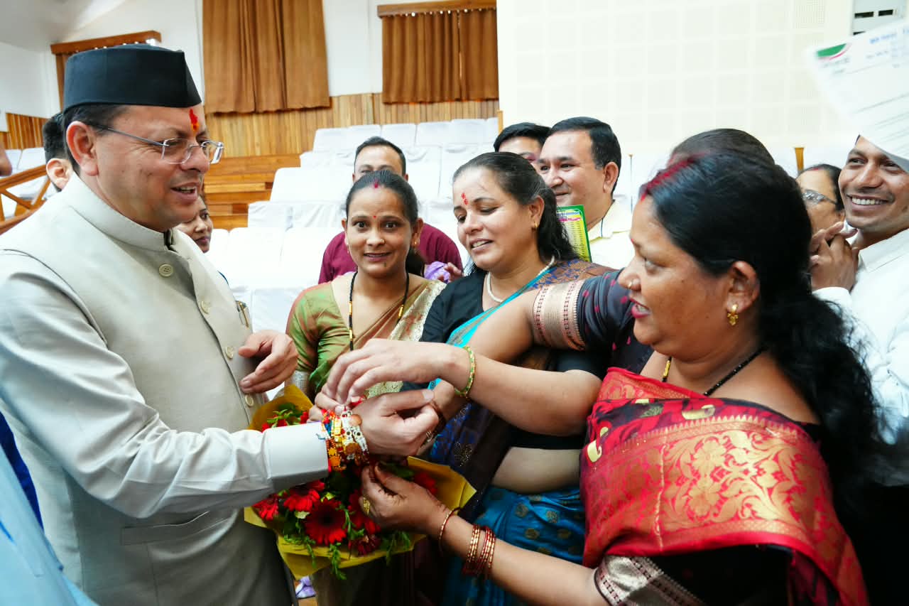मुख्यमंत्री को महिलाओं ने बांधा रक्षा सूत्र, सीएम ने दी सभी को रक्षा बन्धन की शुभकामनाएं