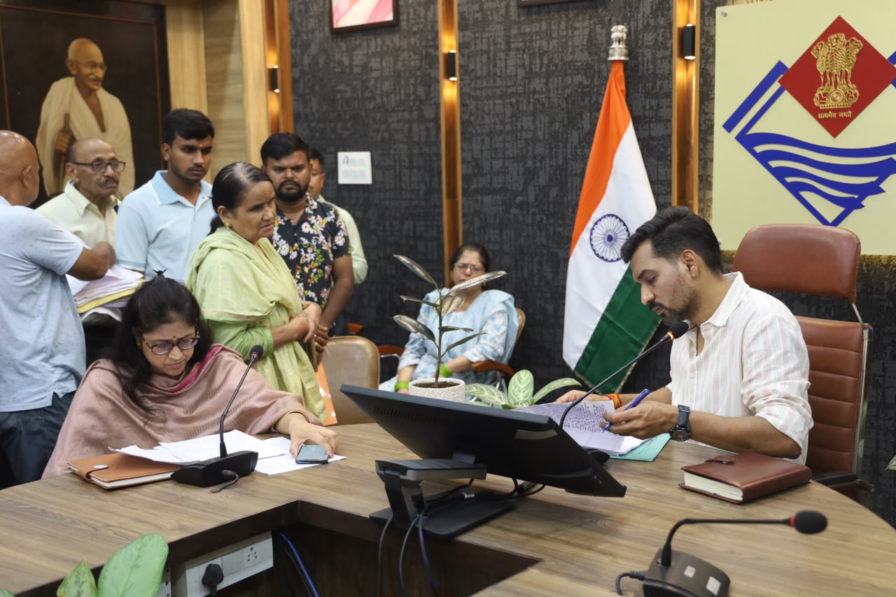 समाधान दिवस में डीएम ने 109 फरियादियों की सुनी समस्याएं, अधिकांश मामलों का मौके पर किया निस्तारण
