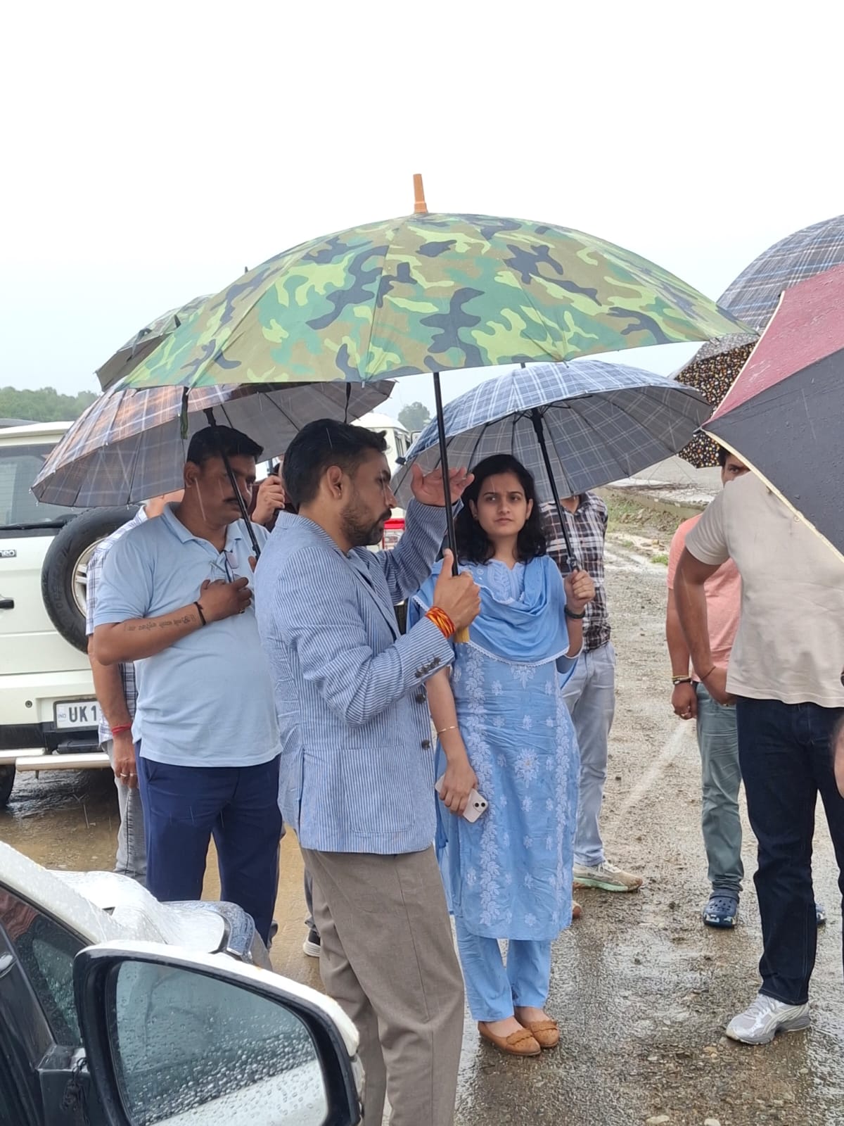 दिल्ली-देहरादून आर्थिक कॉरिडोर से जुड़ी 12 किमी. ग्रीनफील्ड बाईपास परियोजना का डीएम ने किया निरीक्षण