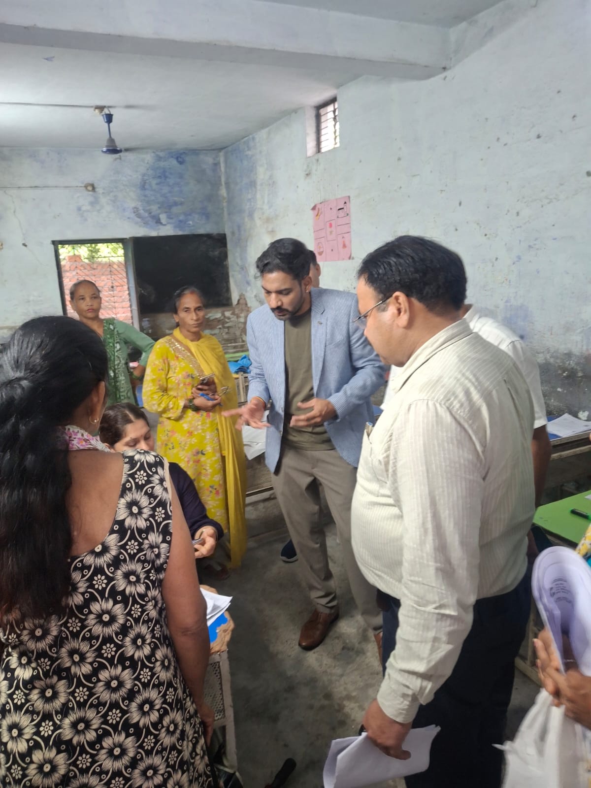 देहरादून: डीएम ने सहसपुर विधानसभा क्षेत्र के पोलिंग बूथों का किया निरीक्षण