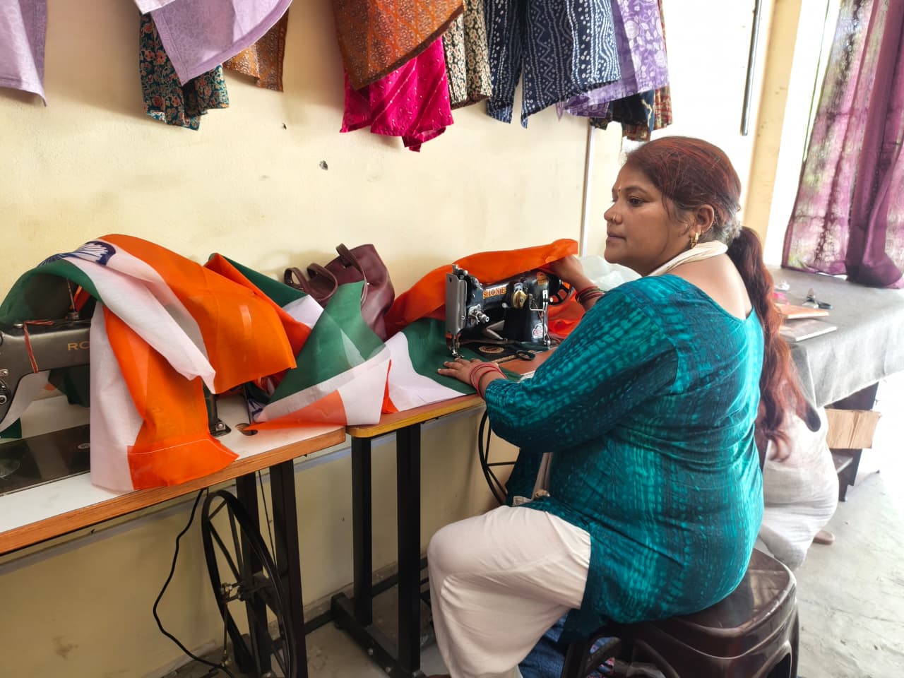 ‘वोकल फॉर लोकल’ को नई उड़ान: सहसपुर की महिलाओं का हैंडमेड तिरंगा बनेगा ‘हर घर तिरंगा’ अभियान की शान