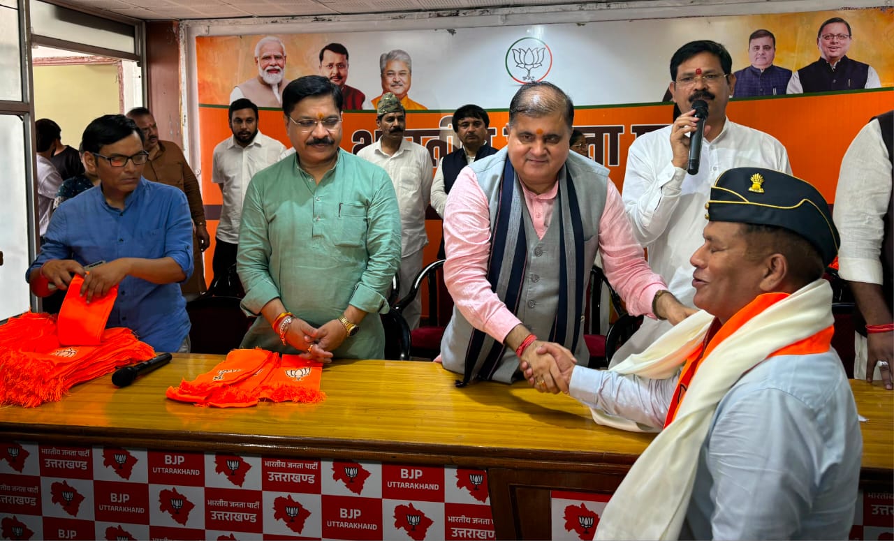 देहरादून: सैकड़ों पूर्व वरिष्ठ सैन्य अधिकारी और विभिन्न दलों के नेता भाजपा में शामिल
