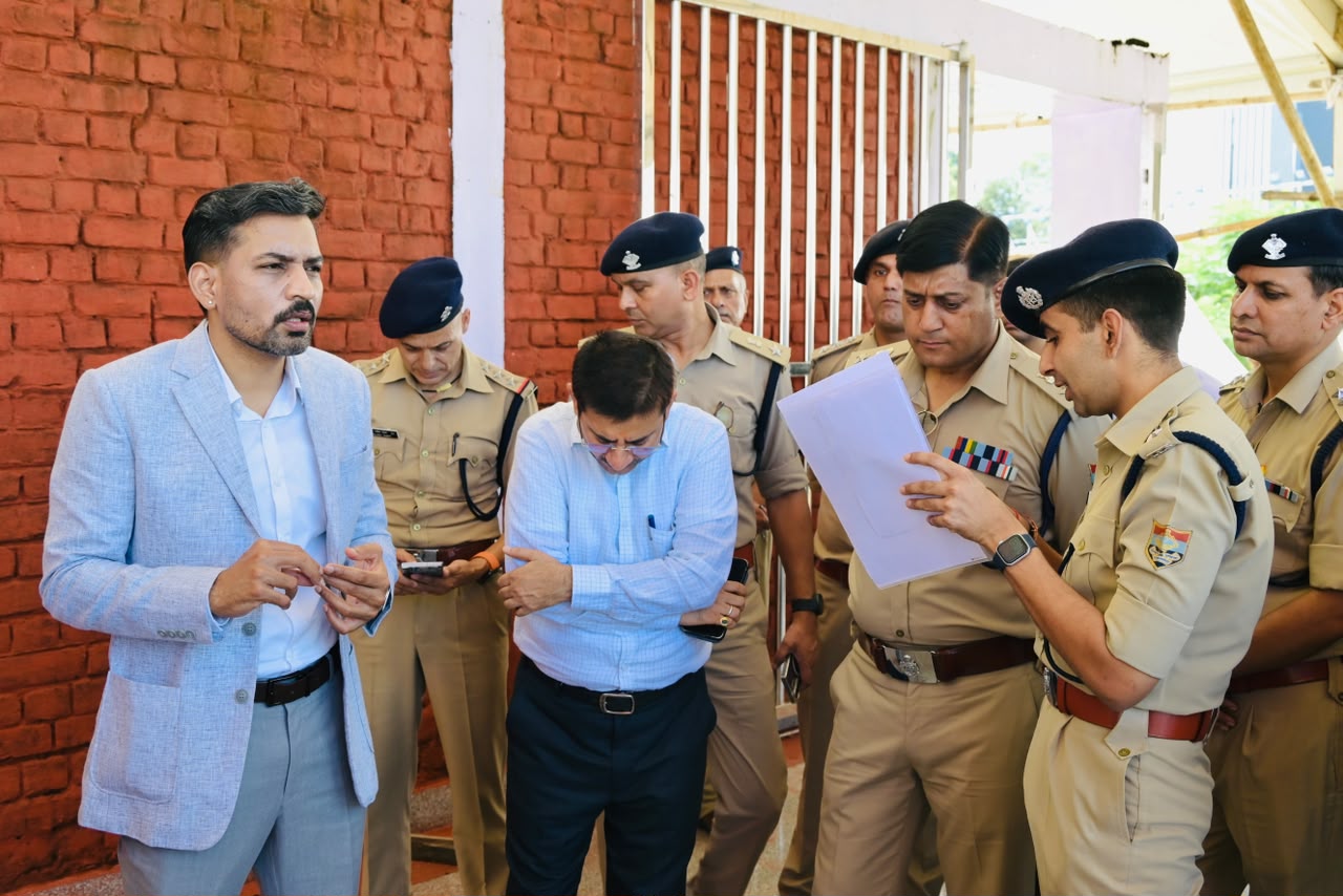 स्वतंत्रता दिवस की परेड ग्राउंड में तैयारियां अंतिम चरण में, डीएम और एसएसपी ने लिया जायजा