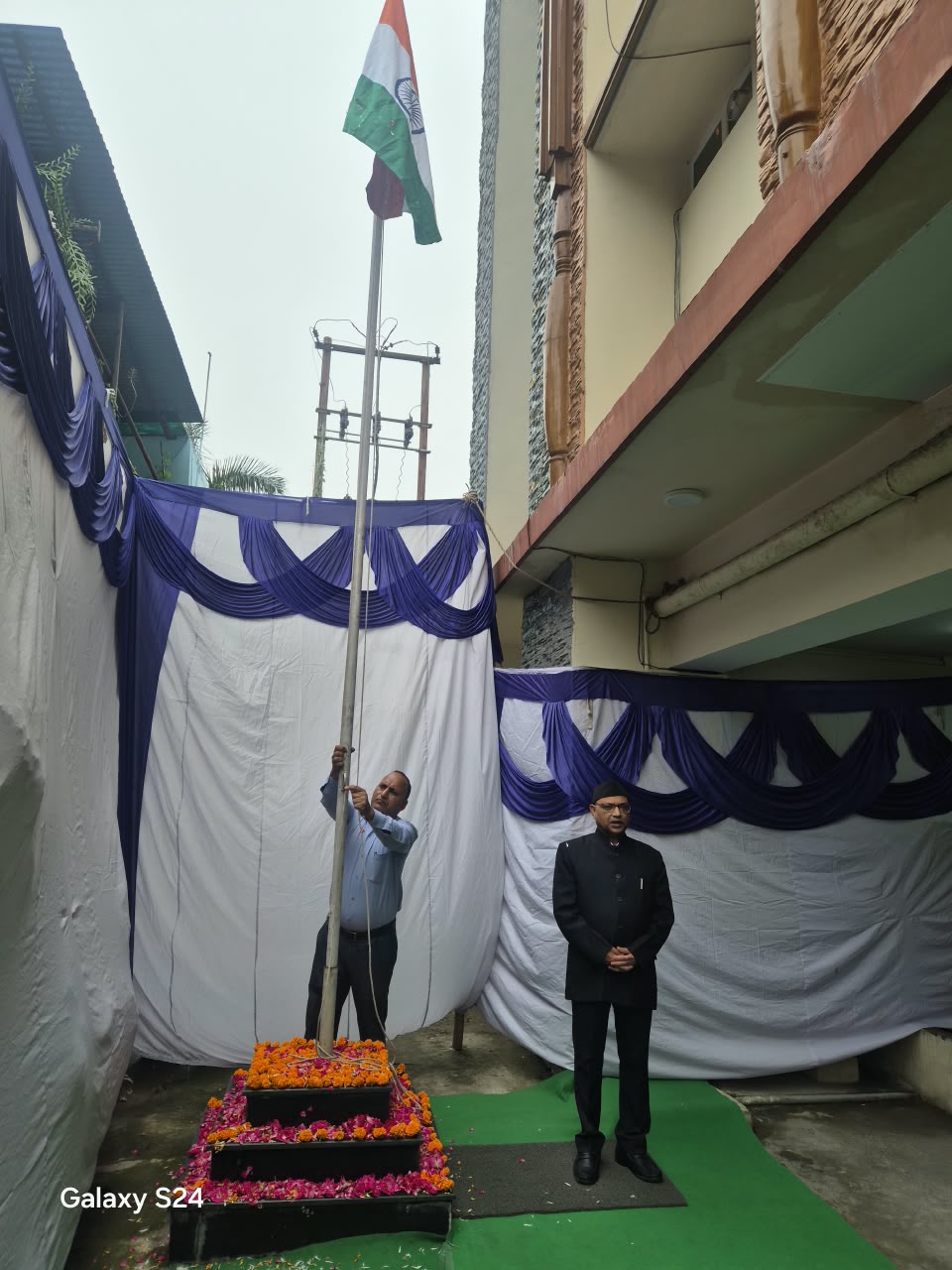 आयुक्त कैंप कार्यालय में आयुक्त आनंद स्वरूप ने किया ध्वजारोहण