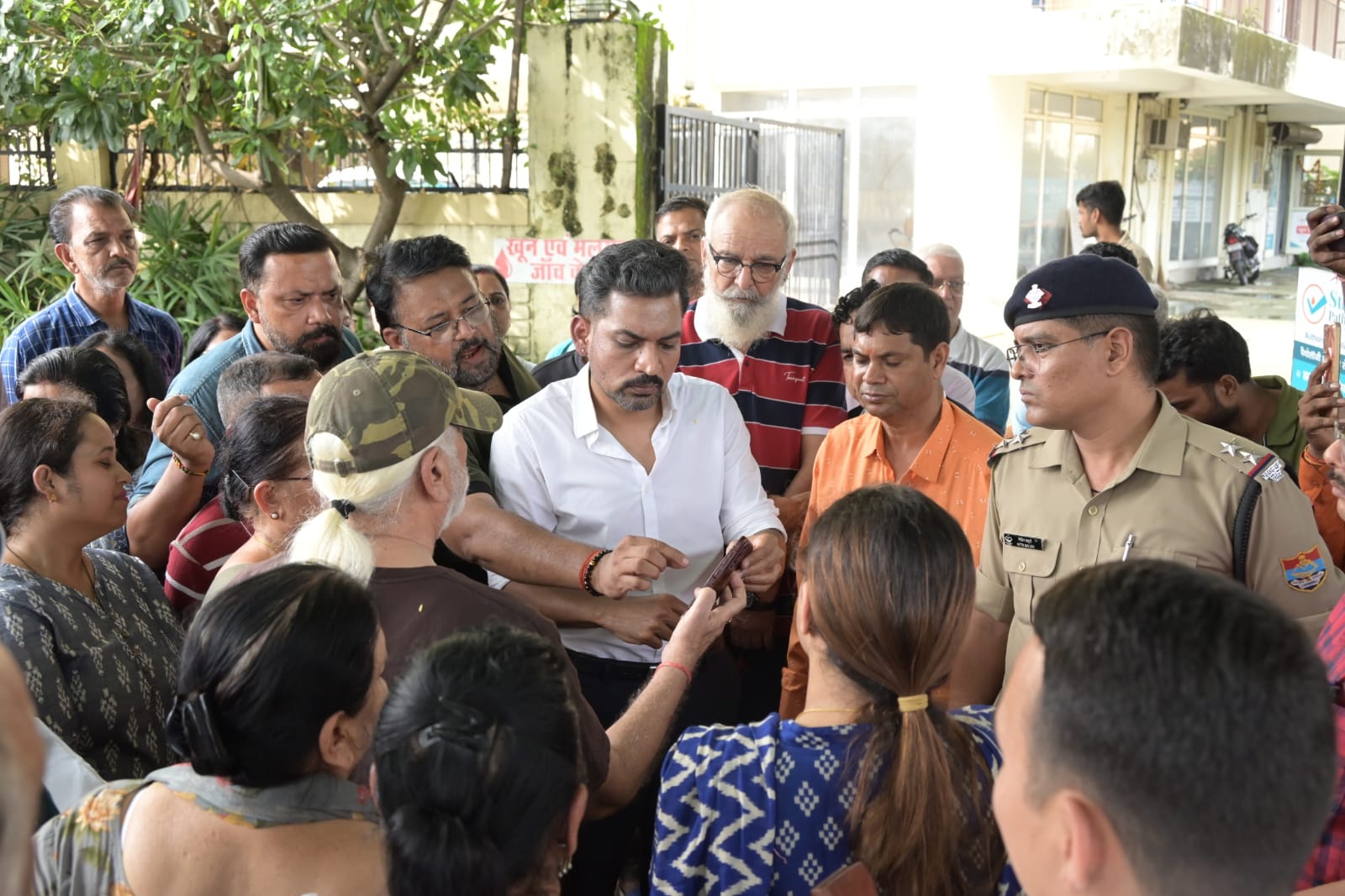देहरादून: सीमाद्वार में जलभराव पर डीएम सख्त, नगर निगम को 24 घंटे में सफाई और डिवाटरिंग के निर्देश