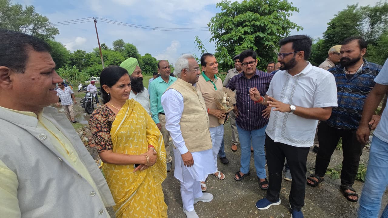 बाढ़ प्रभावित क्षेत्रों का मंत्री और विधायक ने किया स्थलीय निरीक्षण, अधिकारियों को त्वरित कार्रवाई के निर्देश