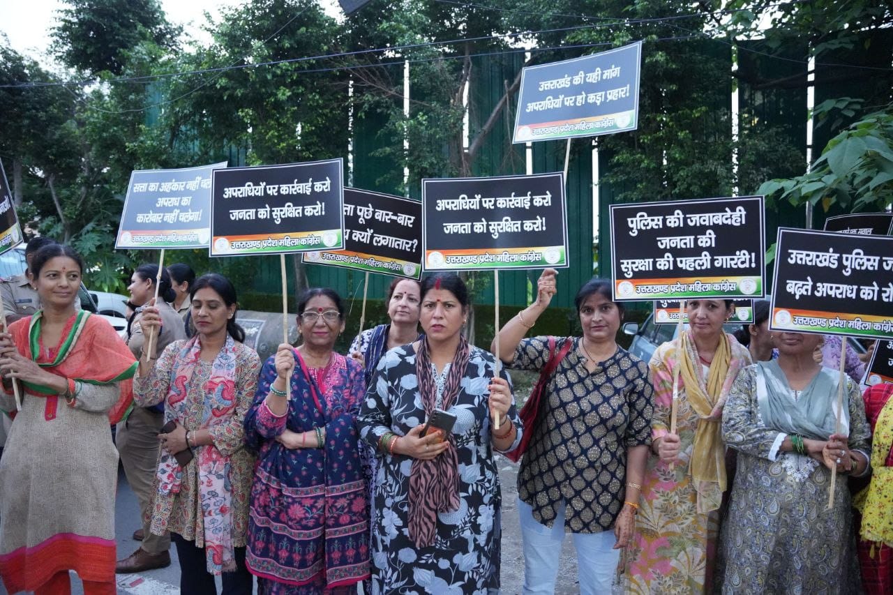 देहरादून: गोलीकांड के विरोध में सड़कों पर उतरी महिला कांग्रेस 