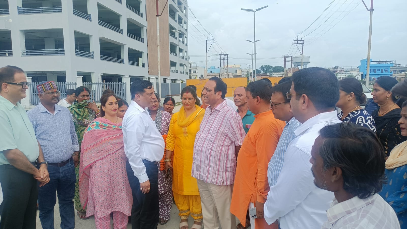 देहरादून: आढ़त बाजार के विकास कार्यों का विधायक विनोद चमोली और एमडीडीए उपाध्यक्ष ने किया स्थलीय निरीक्षण