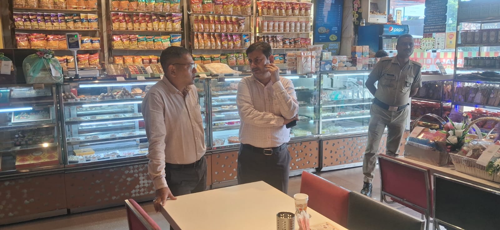 देहरादून: खाद्य प्रतिष्ठानों पर छापेमारी, 21 खाद्य पदार्थों के नमूने जांच के लिये लिए गए