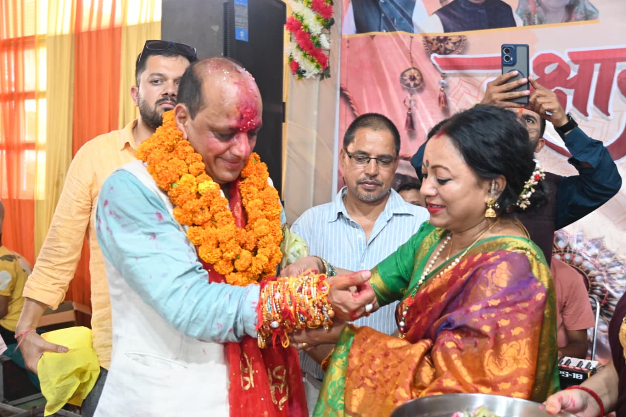 बड़कोट में रक्षाबंधन पर्व पर उमड़ा बहनों का सैलाब, मनवीर चौहान को बांधी राखी