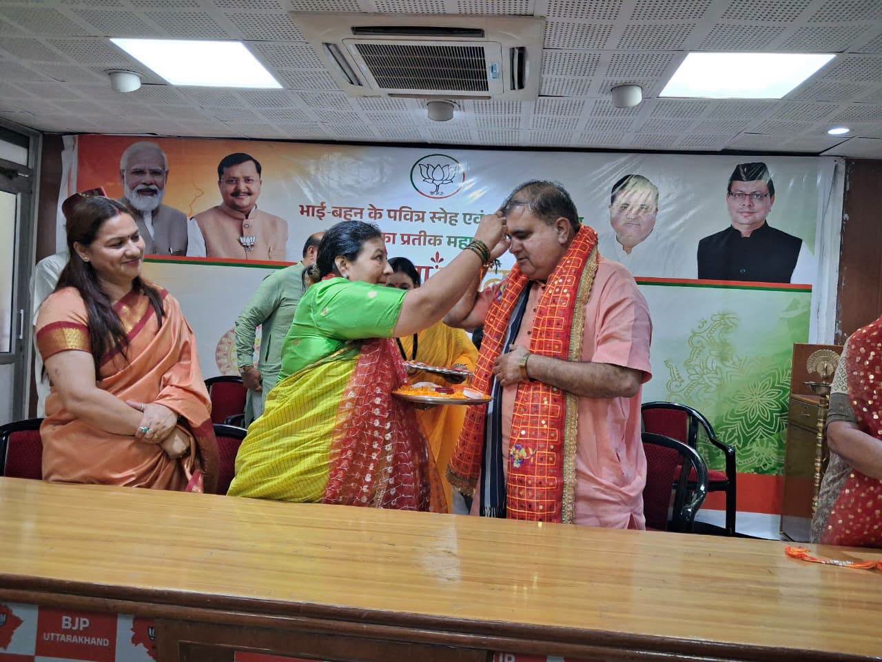 भाजपा महिला मोर्चा ने प्रदेश अध्यक्ष महेंद्र भट्ट के साथ मनाया रक्षाबंधन पर्व