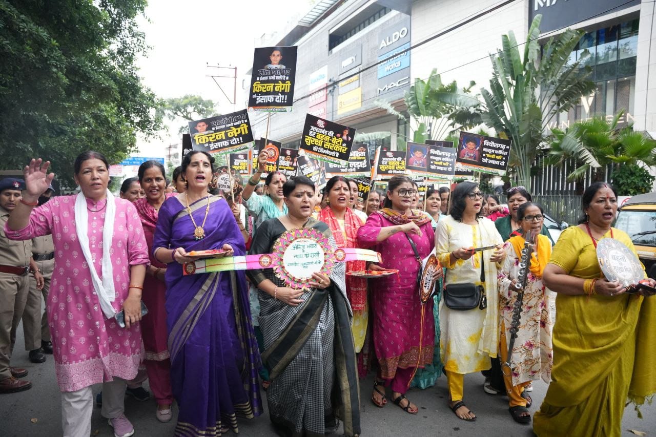 कांग्रेस महिला अध्यक्ष ज्योति रौतेला के नेतृत्व में रक्षाबंधन पर न्याय की राखियां लेकर मुख्यमंत्री आवास पहुंचीं महिलाएं