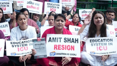 उत्तराखंड: कांग्रेस महिला प्रदेश अध्यक्ष ज्योति रौतेला के नेतृत्व में डीएम कार्यालय का घेराव