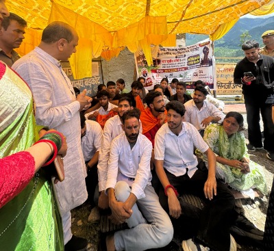 भाजपा मीडिया प्रभारी मनवीर चौहान के आश्वासन के बाद दो सप्ताह से चल रहा महाविद्यालय के छात्रों का धरना समाप्त