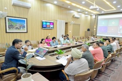 देहरादून: मतदाता पुनरीक्षण को लेकर राजनीतिक दलों के साथ डीएम की अहम बैठक