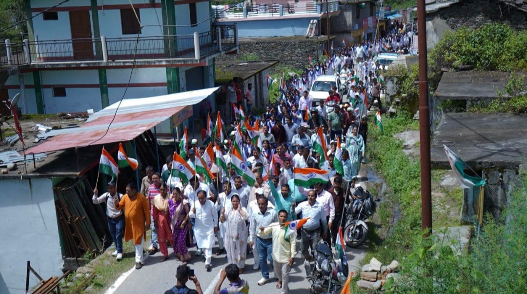 कैबिनेट मंत्री डाॅ. रावत के नेतृत्व में तिरंगे के रंग में रंगा पैठाणी