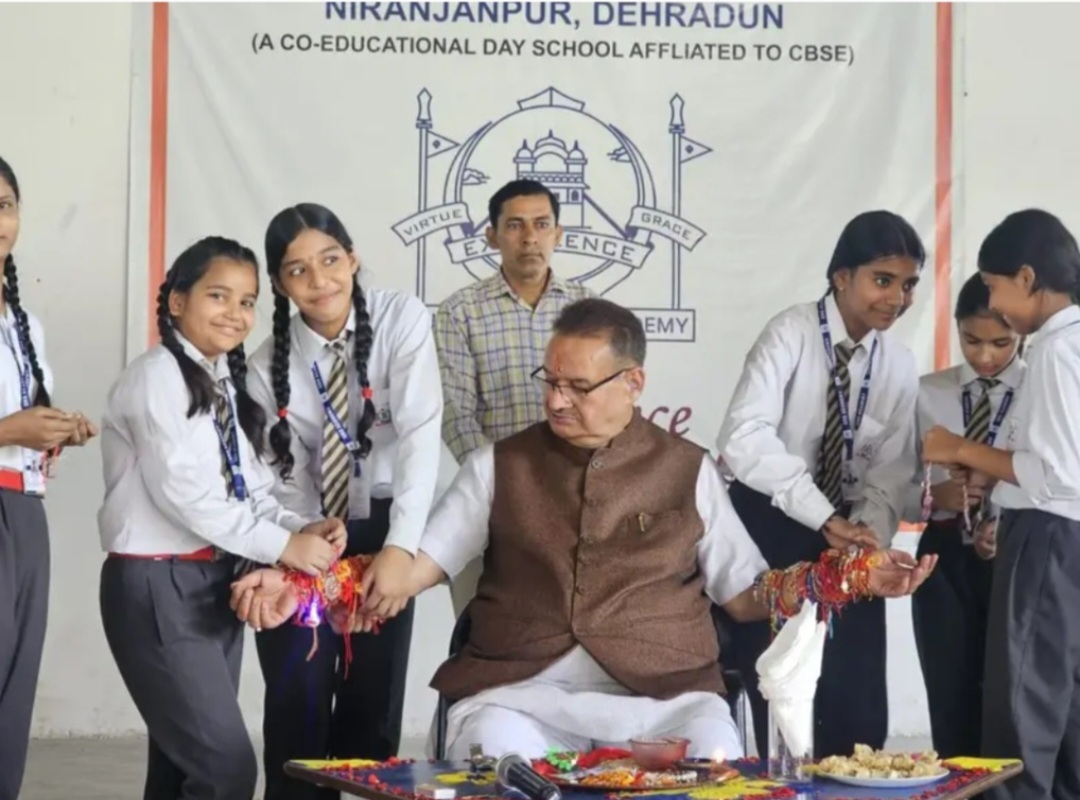 देहरादून: सैकड़ों बच्चों ने अपने हाथों से तैयार की गई सुंदर राखियां मंत्री गणेश जोशी की कलाई पर बांधीं