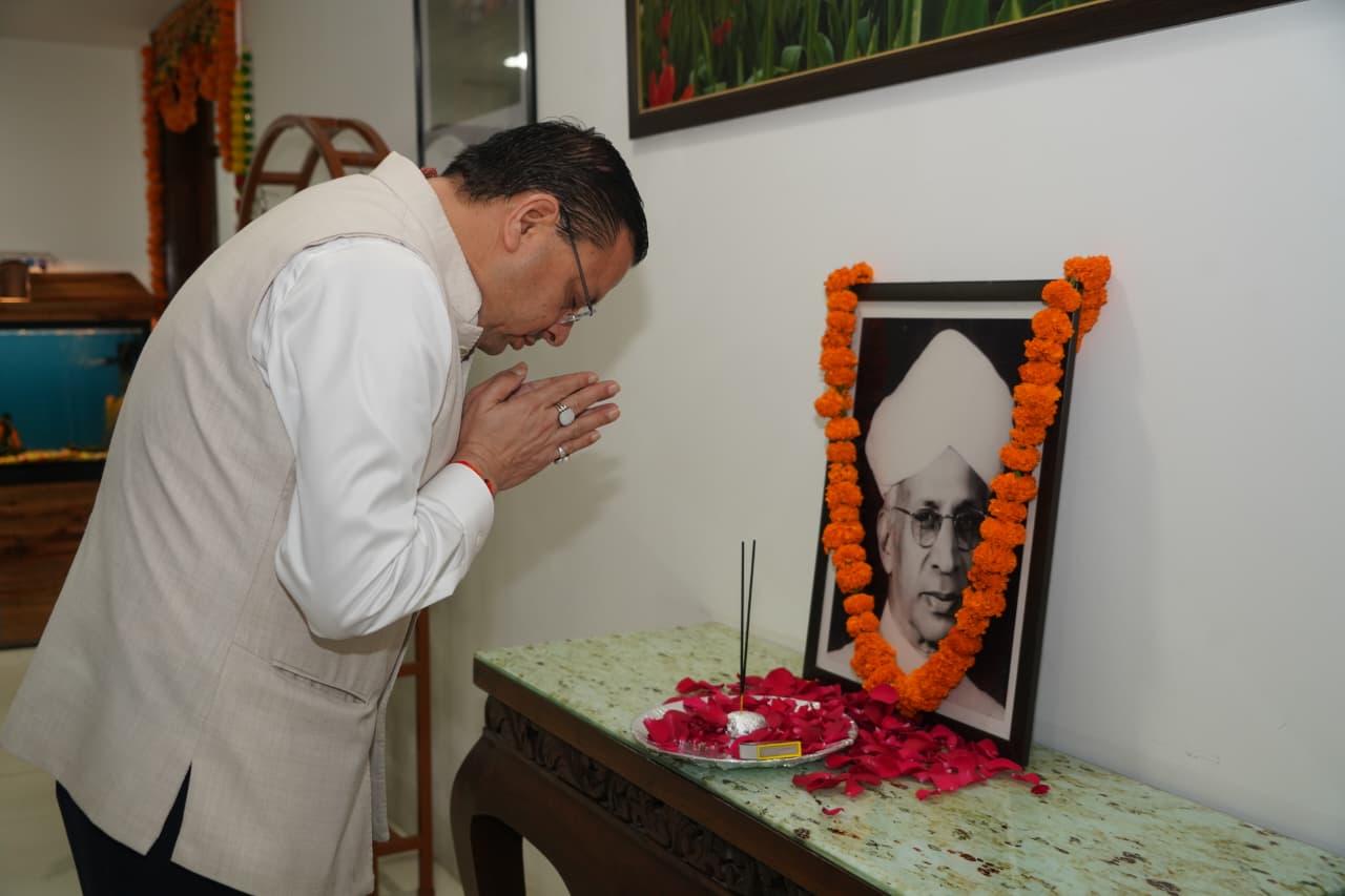 मुख्यमंत्री ने पूर्व राष्ट्रपति ‘भारत रत्न’ डॉ. सर्वपल्ली राधाकृष्णन के चित्र पर श्रद्धासुमन अर्पित किया