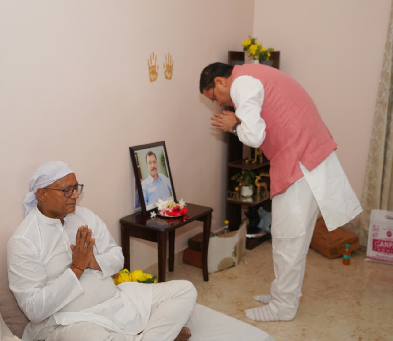 मुख्यमंत्री ने स्वर्गीय वीरेंद्र सिंह बिष्ट के चित्र पर श्रद्धासुमन अर्पित कर श्रद्धांजलि दी
