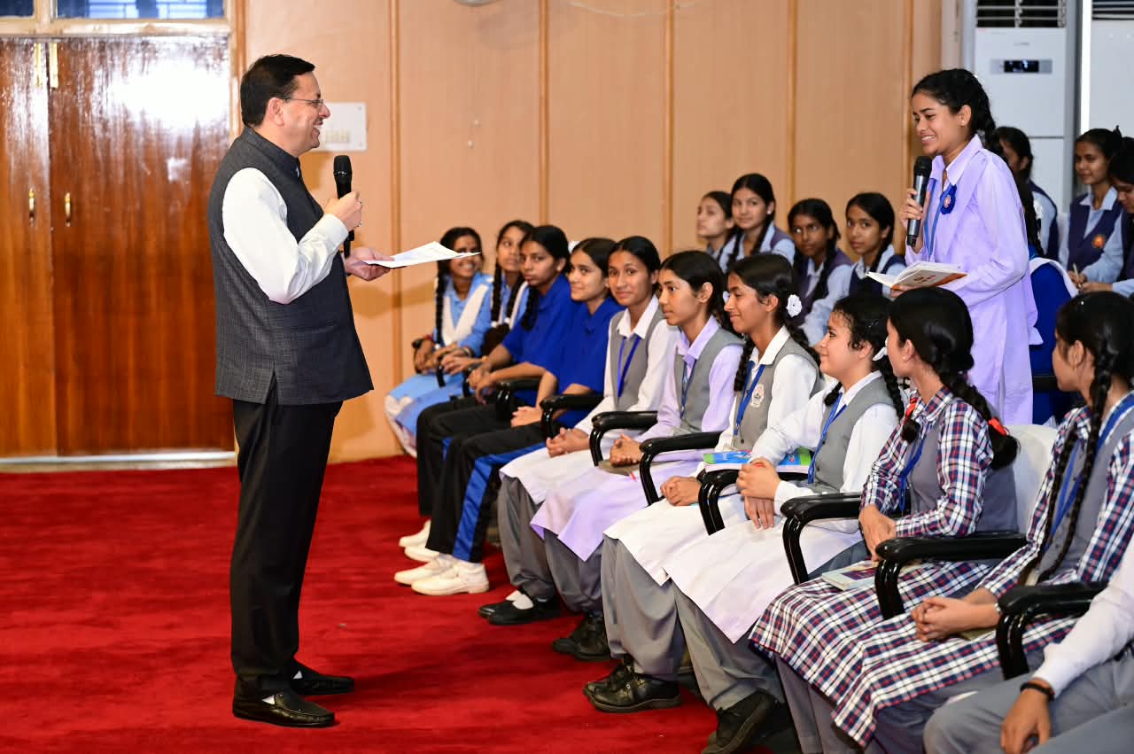 सीएम धामी ने विद्यार्थियों से किया सीधा संवाद, कहा-युवा ही देश और प्रदेश के भविष्य के निर्माता