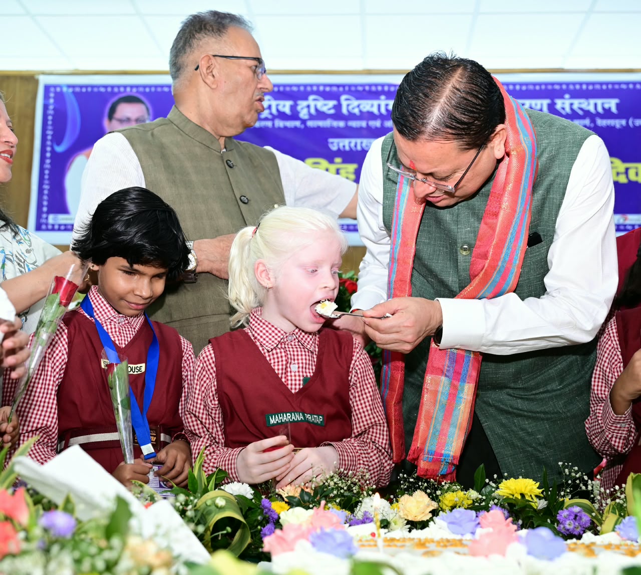 दिव्यांग बच्चों के बीच अपना जन्म दिवस मनाने पहुंचे मुख्यमंत्री धामी
