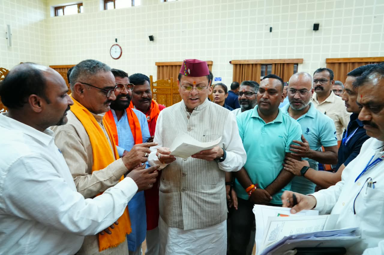 मुख्यमंत्री ने प्रदेश के विभिन्न क्षेत्रों से आए लोगों की समस्याएं सुनीं