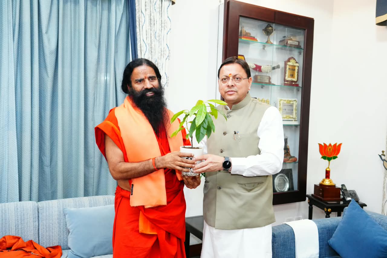 मुख्यमंत्री धामी से बाबा रामदेव ने की भेंट, आध्यात्मिक एवं सांस्कृतिक विरासत से जुड़े विभिन्न विषयों पर की चर्चा