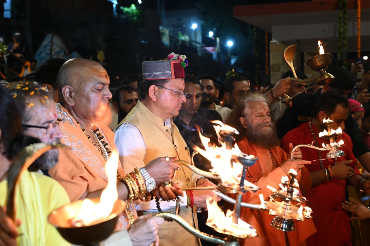 पीएम मोदी के जन्मदिवस पर 2100 दीपों से जगमगाया यमुना तट
