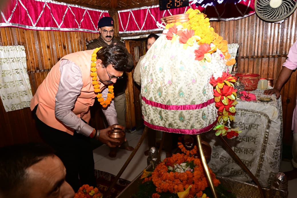 मुख्य सचिव ने गंगोत्री धाम में की पूजा-अर्चना, व्यवस्थाओं का लिया जायजा