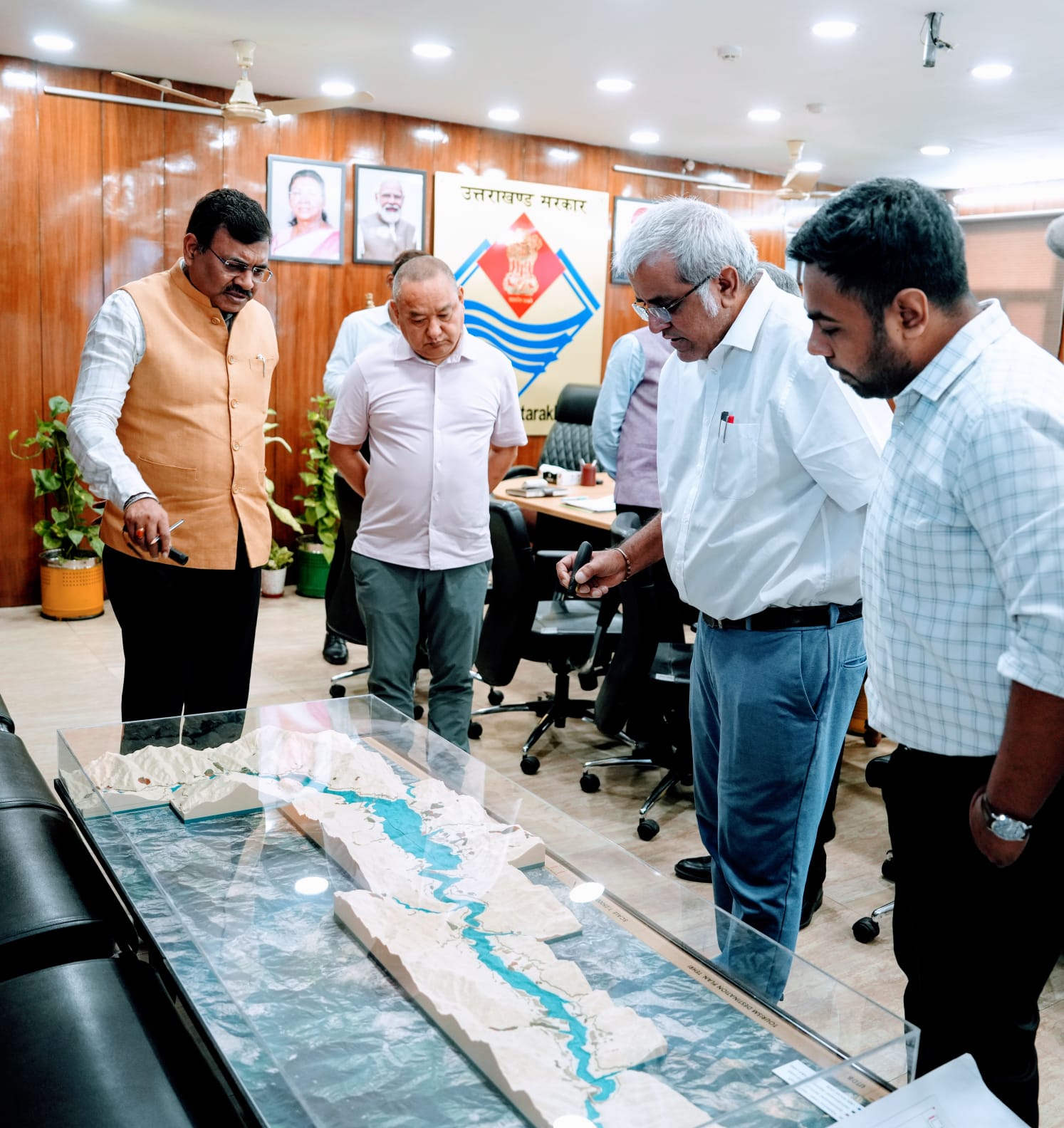 टिहरी झील को ग्लोबल डेस्टिनेशन के रूप में विकसित करने को लेकर मुख्य सचिव ने ली बैठक