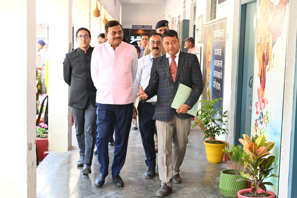 चिन्यालीसौड़ हवाई पट्टी पहुंचे मुख्य सचिव, सामरिक और बुनियादी सुविधाओं का लिया जायजा