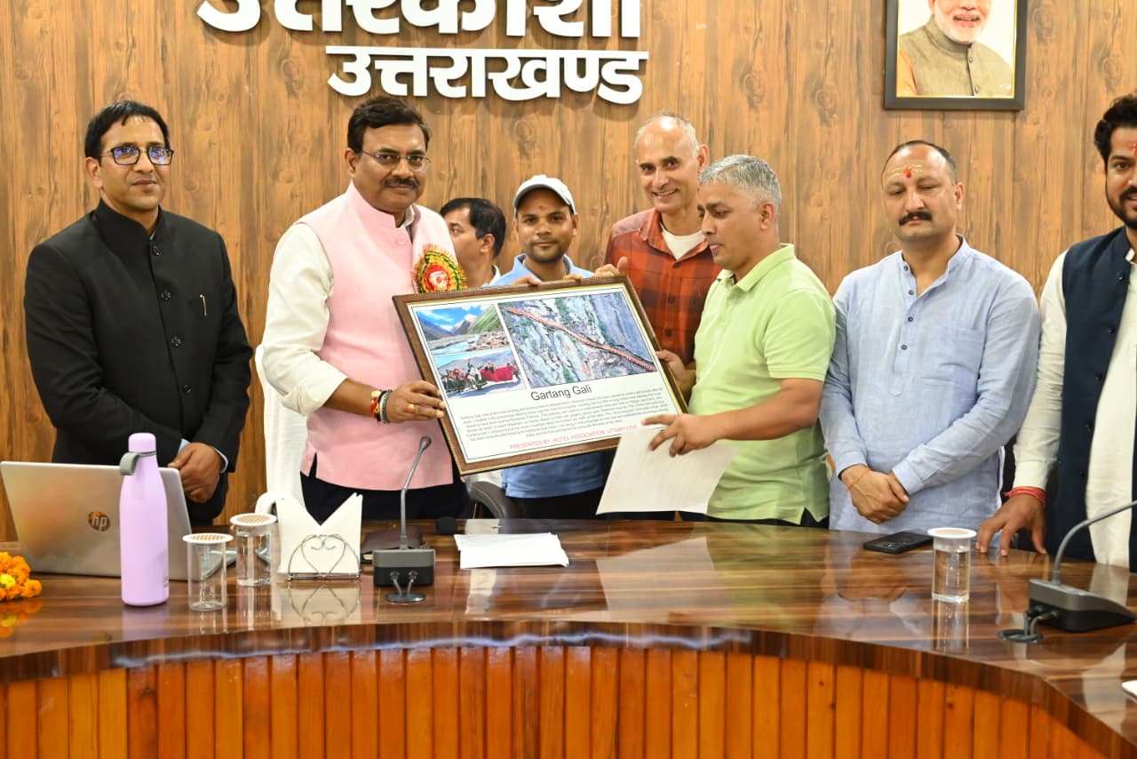 मुख्य सचिव ने कलेक्ट्रेट सभागार में की जिलास्तरीय समीक्षा बैठक