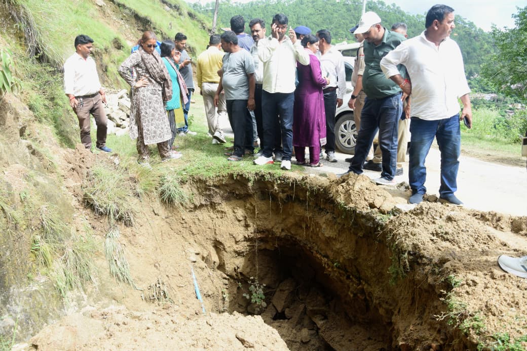 क्षेत्रीय विधायक एवं मंत्री रेखा आर्या ने किया भूस्खलन से प्रभावित क्षेत्रों का स्थलीय निरीक्षण
