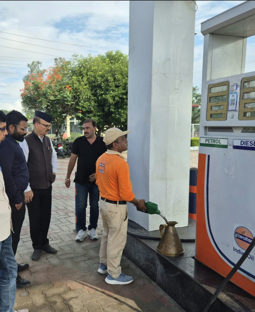 देहरादून: पेट्रोल पंपों का औचक निरीक्षण जारी, स्टॉक, माप एवं गुणवत्ता मानकों की हुई जांच