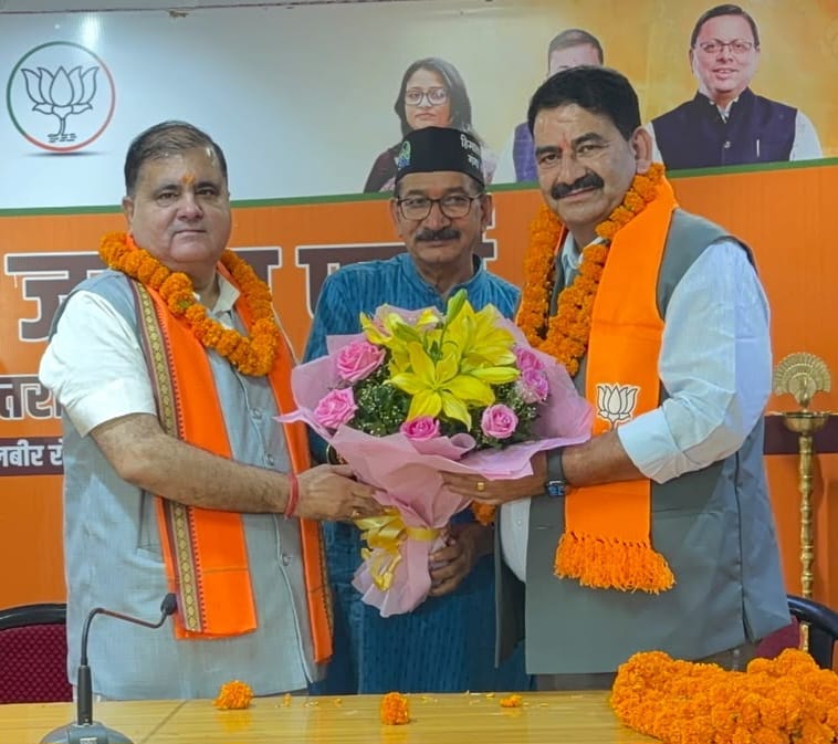 देहरादून: शिक्षक संघ पूर्व प्रदेश अध्यक्ष समेत बड़ी संख्या में भाजपा में शामिल 