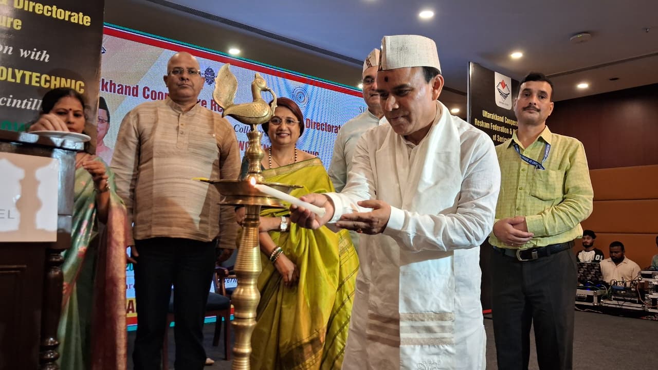देहरादून: ‘रिवायत-ए-रेशम’ फैशन शो में बिखेरी दून सिल्क की रेशमी चमक